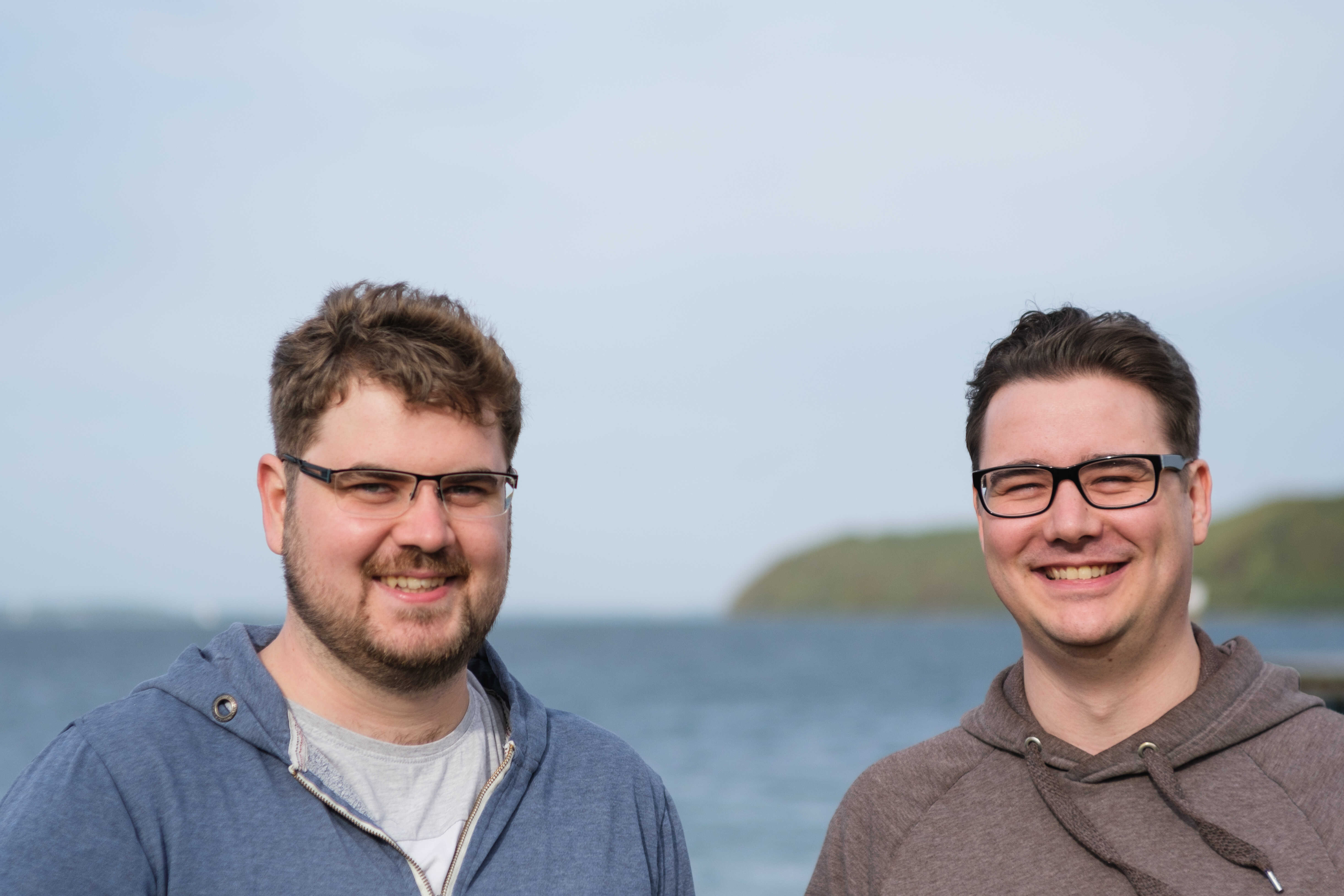 Samuel Brinkmann und Alexander Eichhorn stehen am Strand